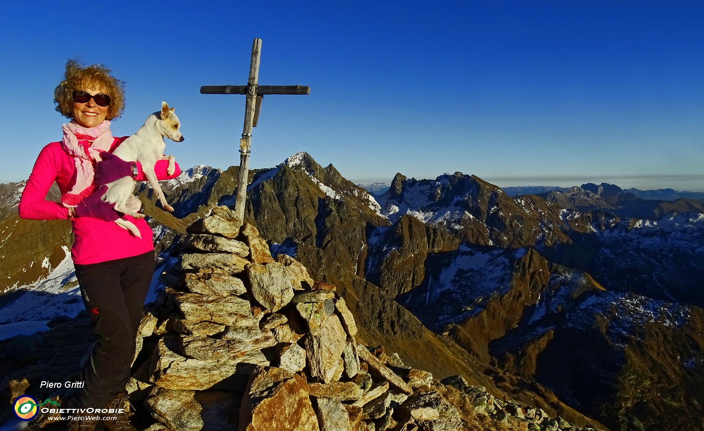 83 Cima di Venina (2624 m) verso i Diavoli e...la Presolana.JPG -                                